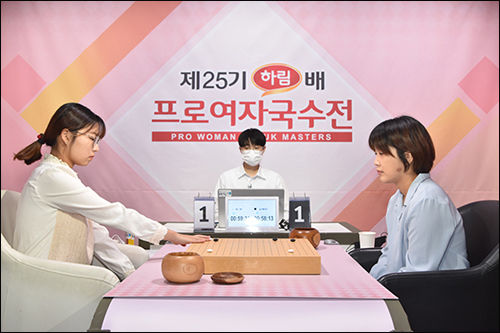 최정 9단(왼쪽)이 김혜민 9단을 2-0으로 꺾고 우승을 차지했다
