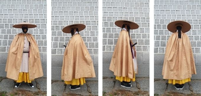 수문장이 우장(첫번째 사진, 겉-처네형/안-방령형_수문장만 2종 입어) 및 지삿갓 쓴 모습