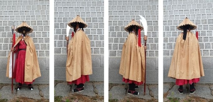 수문군(갑사)이 우장(처네형)을 입고 갈모를 쓴 모습