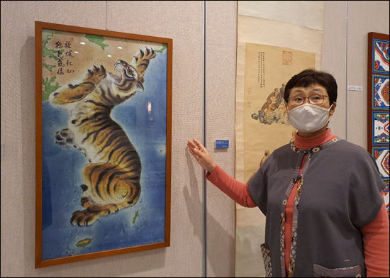'근역강산 맹호기상' (조선시대), 인천관동갤러리 출품작 앞에서 작품을 설명하는 인천관동갤러리 도다 이쿠코 관장
