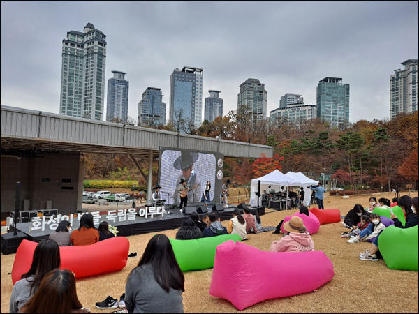 퓨전 국악밴드 '국악인가요'의 무대