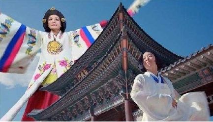 <‘태평하기를’ 영상 화면 -양성옥 태평무 보유자와 리아킴