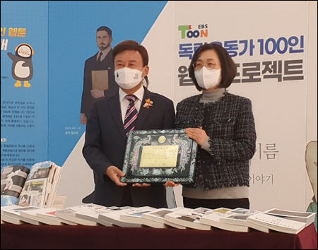 광복회는 25일 독립운동가 100인 웹툰 및 만화 프로젝트 수행 공로로 은수미 성남시장(왼쪽 사진)에게 ‘단재 신채호 상’을, 노재천 성남문화재단 대표(오른쪽 사진)에게 ‘역사정의실천 문화인 상’을 시상했다.
