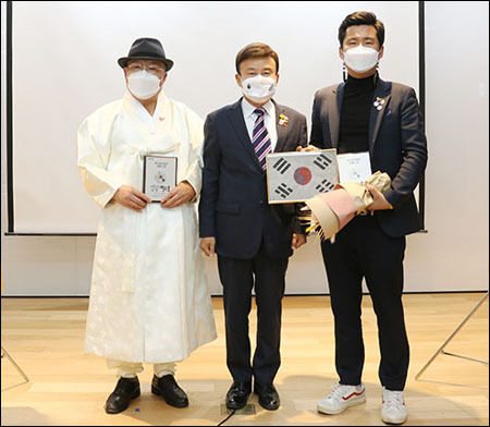 26일 김원웅 광복회장(사진 가운데)이 광복회가 ‘역사정의실천 언론인’으로 선정한 서울의 소리 백은종 대표(왼쪽)와 오마이뉴스 김종훈 기자(오른쪽)에게 ‘역사정의실천 언론인상’을 시상했다.