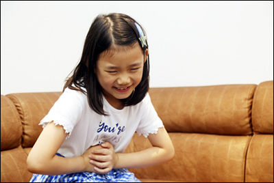 아이 설사가 심할 때는 사랑의 소금물을 만들어 먹이면 좋다.