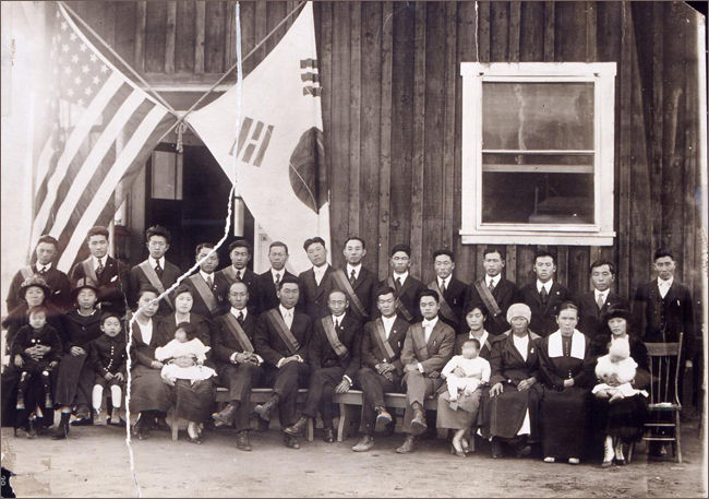 흥사단 기념촬영 사진, 뒷줄 오른쪽 네 번째가 정등엽 선생
