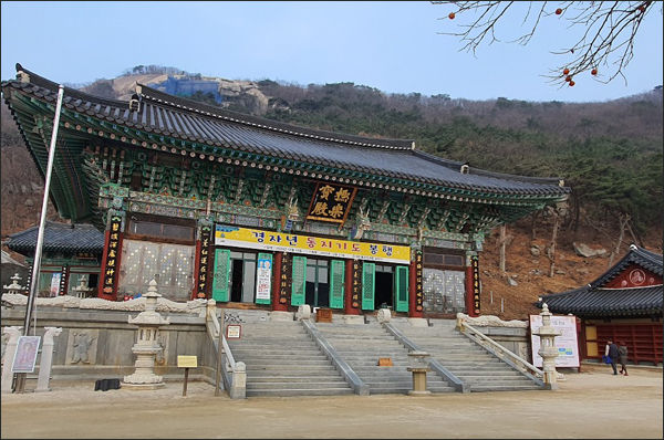 '경자년 동지기도 봉행'이라는 펼침막이 걸린 강화 석모도 보문사 극락보전