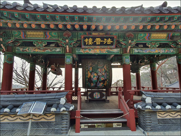 법음루에는 법고, 목어, 운판이 걸려 있다.