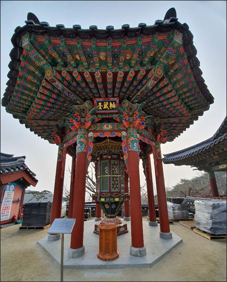 불경을 넣고 손잡이를 돌리면서 극락정토를 기원하는 윤장대