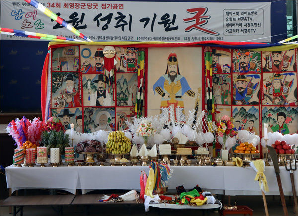 최영장군신(가운데)를 중심으로 설치된 최영장군당굿 굿청