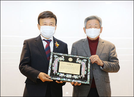 원웅 광복회장(왼쪽)이 유인태 전 국회사무총장(오른쪽)에게 ‘독립운동가 최재형 상’을 줬다.