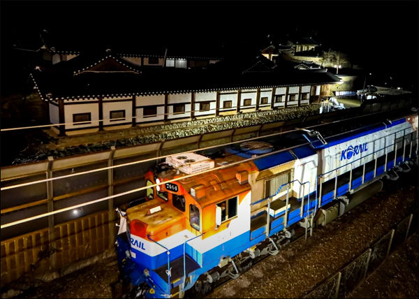 12월 16일, 청량리에서 출발한 열차가 임청각을 서행으로 지나고 있다.