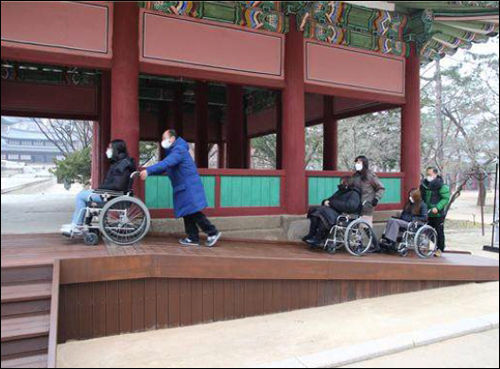 덕수궁 직원들의 경사로 이동체험 모습