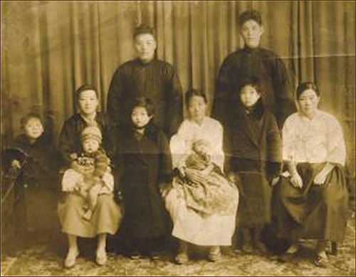 서대문형무소에 갇힌 김동삼에게 보내기 위해 처음이자 마지막으로 찍은 가족사진(뒷줄 왼쪽 큰아들 정묵, 오른쪽 둘째아들 용묵, 앞줄 왼쪽부터 큰 손자 장생, 큰며느리 이해동과 둘째 손자 중생, 큰 손녀 덕축, 아내 박순부와 용묵의 딸 귀생, 딸 영애, 둘째 며느리), 경상북도독립운동기념관 제공