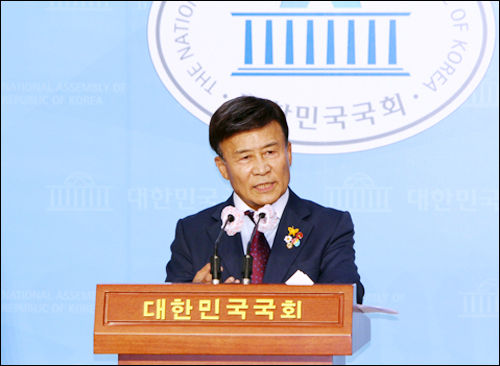기자회견하는 김원웅 광복회장