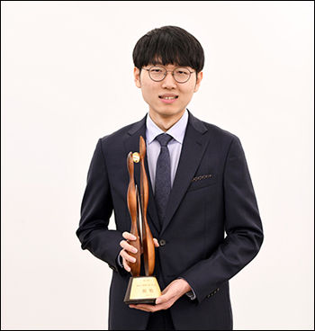 첫 상금왕에 오른 신진서 9단