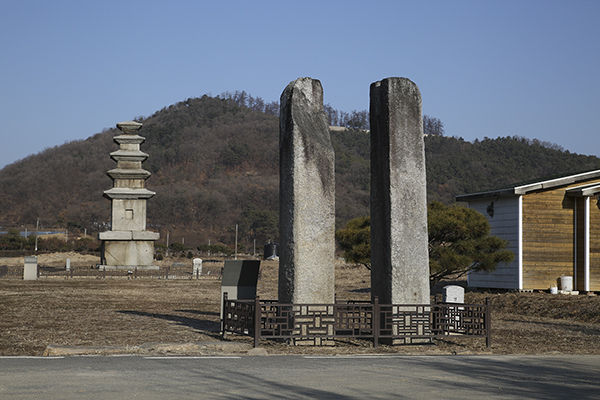 가까이서 본 봉업사 당간지주와 오층석탑