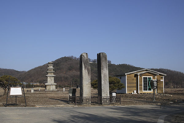 도로에서 본 봉업사터 전경