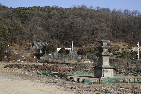 죽주산성 밑에 있는 삼층석탑과, 봉업사 본터에서 300m쯤 들어간 곳에 있는 석탑으로 현재의 봉업사가 있다.