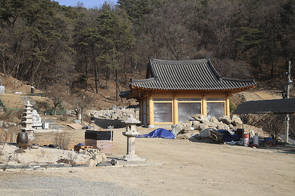 신축중인 봉업사 대웅전,<br> 옆에 키작은 오층석탑은 최근에 세운 탑