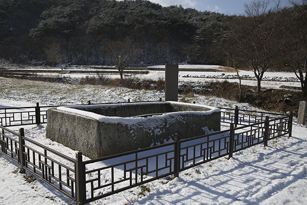 보원사터 거대 석조(돌로된 물그릇 통). 크기가 평면은4m x 2m에 높이는 60cm에 이른다.
