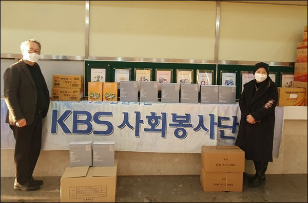 주식회사 청정 마스크(대표 허광범)가 기증한 해외 나눔용 마스크 앞에서 KBS사회봉사단 이정호 기획국장(왼쪽) , 세계한인여성협회 이효정 대표