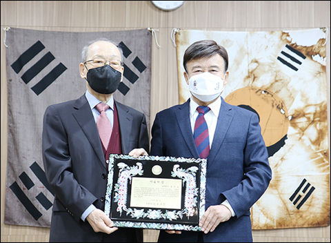 시상식 장면. 김원웅 광복회장(오른쪽)과 문학평론가 염무웅 선생