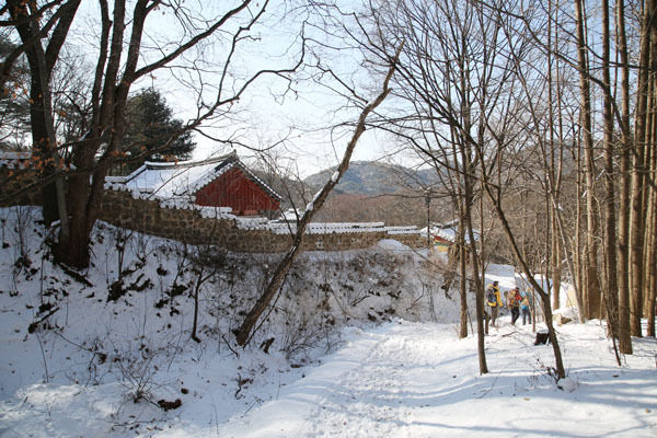 옆 등산로에서 본 현절사 전경