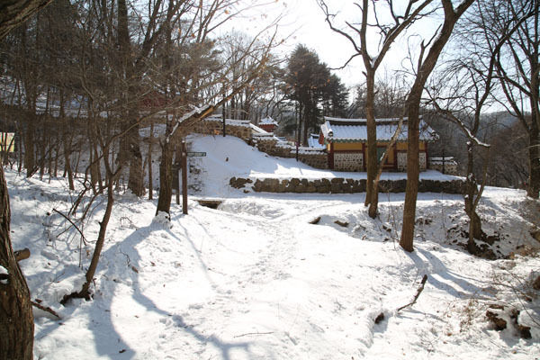 산길에서 본 현절사