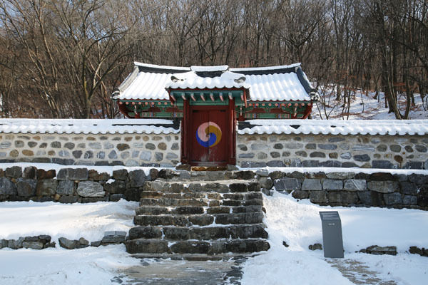 사당 정면과 내문 모습