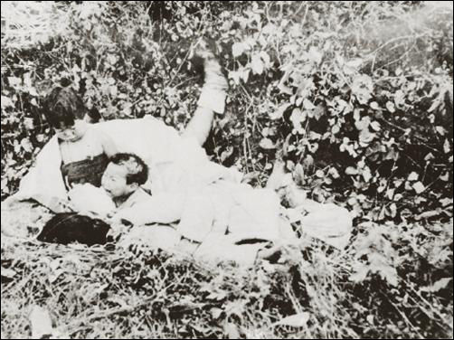 6·25전쟁 중 엄마의 시신 옆에서 울고 있는 아이들(1952), 《남겨진 아이들의 이야기: 6.25전쟁고아 감사편지 연구》 수록