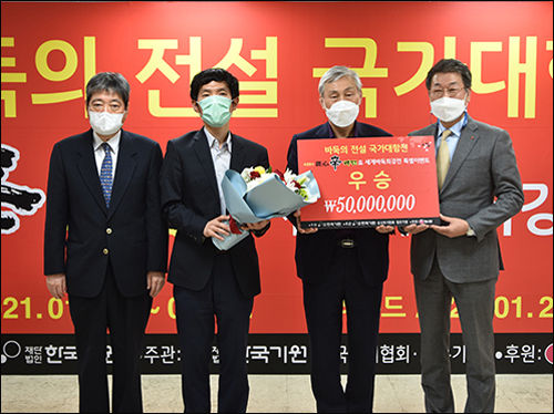 한국기원 한상열 부총재, 이창호 9단, 조훈현 9단, 농심 이용재 전무(왼쪽부터)