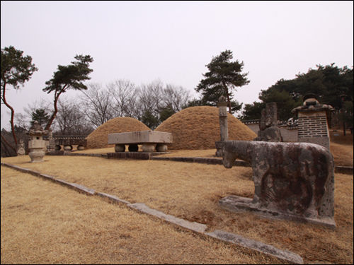 경기도 파주시 조리읍 봉일천리에 있는 효장세자와 효순왕후가 묻힌 영릉(永陵)