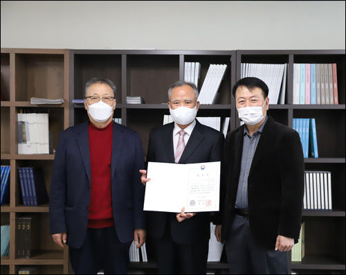 문화체육관광부 장관상을 받은 남도불교문화연구회(좌로부터 김희태, 윤여정 회장, 정선종)