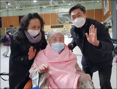 철저한 방역 기준을 준수한 가운데 병문안을 한 오희옥 지사와 아들 내외가 독자들을 위해 손을 흔들어 주고 있다.