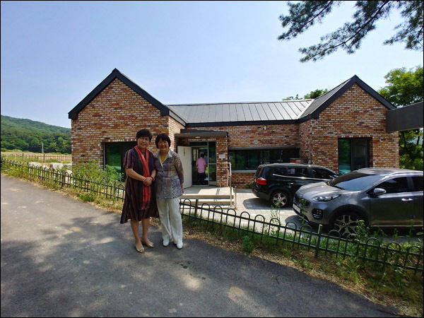 1년전 용인시 원삼면 죽능골에 있는 작고 아담한 '독립유공자의 집' (오희옥 지사 집)에 일본인 마츠자키 에미코 씨(일본 도쿄 고려박물관 회원)와 기자(왼쪽)가 다녀왔다.