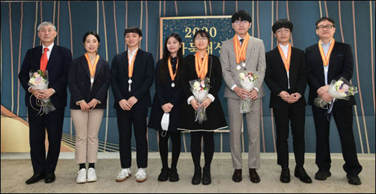 ▲2020 바둑대상 수상자들이 나란히 섰다. 왼쪽부터 조훈현 9단, 송예슬ㆍ허영락 선수, 김경은 2단, 최정 9단, 신진서 9단, 문민종 3단, 유창혁 9단