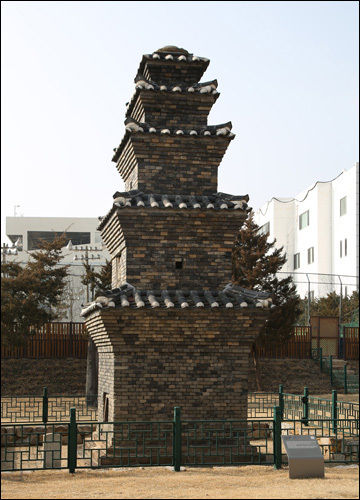 경상북도 안동시 운흥동 231번지, 천년고찰 법림사터에 서 있는 5층전탑(보물 제56호) 주변은 건물들로 포위되어 있다.