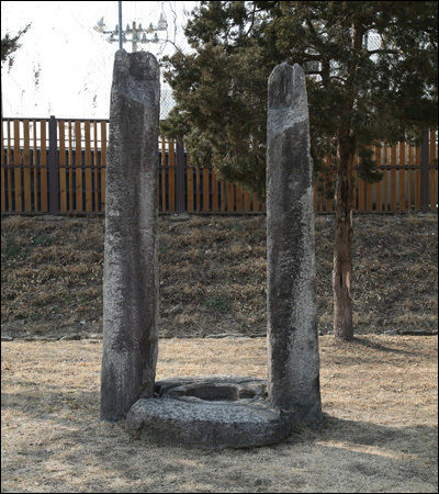 이곳이 절이었음을 알려주는 당간지주. 높이 260센티