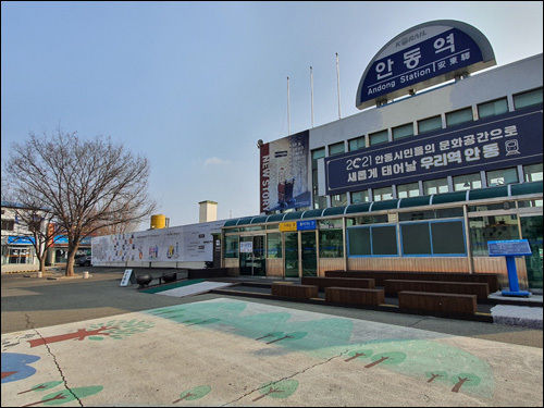 5층전탑은 구 안동역 동쪽 끝에 있다. 구 안동역은 2020년 12월 16일 폐쇄되고 이곳은 역사문화공간으로 지금 리모델링 중이다.