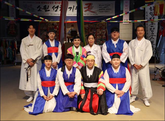 최영장군당굿보존회 서경욱 회장과 회원 모두