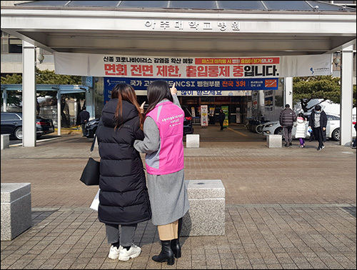 다문화가족 서포터즈가 다문화 여성의 병원 방문을 도와주고 있다.