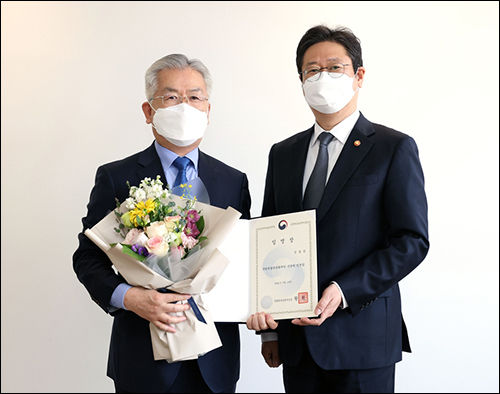 문화체육관광부는 19일 국립박물관문화재단 사장에 김용삼 전 문체부 차관(왼쪽)을 임명했다(문화체육관광부 제공)