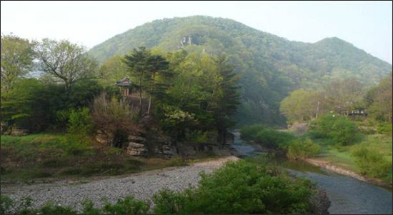 반구천 반구대 : 집청정과 반고서원 유허비