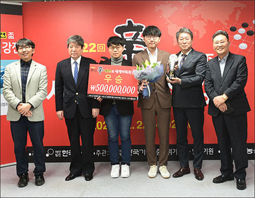 우승 직후 시상식 장면. 왼쪽부터 목진석 국가대표상비군 감독, 한상열 한국기원 부총재, 신민준-신진서 9단, 이용재 농심 국제사업부문장 전무, 차민수 기사회장