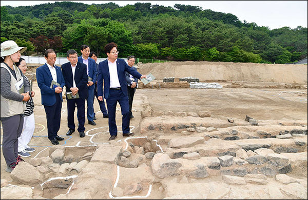 2019년 5월 화성행궁 복원사업 발굴조사 현장 점검하는 염태영 시장