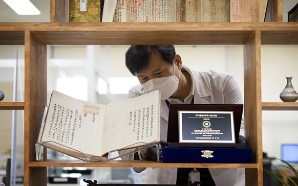 등록패를 정리하는 학예연구사