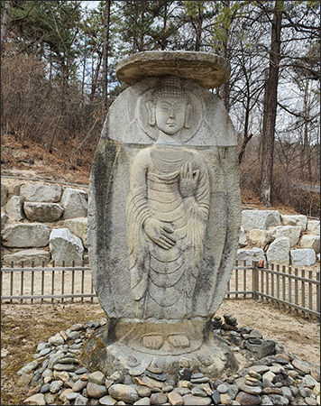 장호원읍 선읍3리에 있는 석조여래입상, 얼굴 부분은 새로 조성하여 완성한 것이다.
