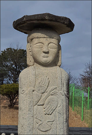 장호원읍 어석2리에 있는 석조여래입상