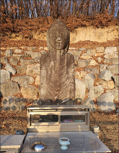 경기도 이천시 관고동 '석조여래입상', 고려중기 불상이다.
